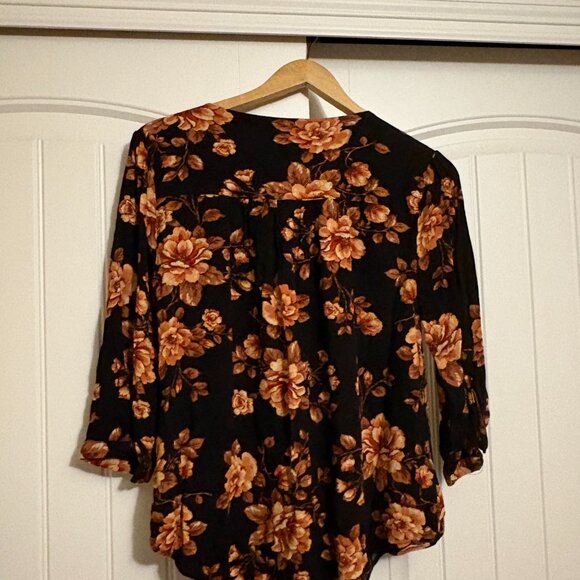 Torrid Crepe Chain Detail Blouse Torrid Size 0 US Size Large Black Floral Print - Picture 3 of 3